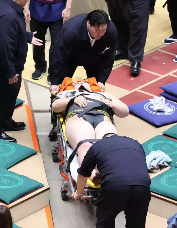 幕下・夢之富士、後頭部を強打　起き上がれずストレッチャーで運ばれる　寄り倒されて土俵下に転落　