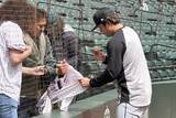 「村上宗隆がつなぐ日米ファンの絆…メジャーのスタジアムでヤクルトのユニホームが揺れる」の画像1