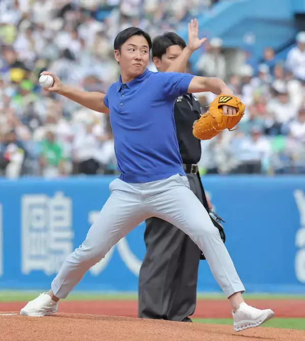 【ヤクルト】斎藤佑樹氏がストライク始球式「投げられただけで、届いただけで１００点」早実の後輩清宮幸太郎と“対決”…爽やかブルーポロシャツで「聖地」神宮に