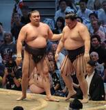 「綱取りの霧島、初黒星を引きずることなく５勝目　八角理事長も「一発回答」と立て直しを評価」の画像1