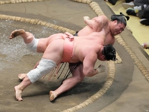 平幕・宇良が３連勝で４勝１敗で５日目終える　若元春に外掛けで快勝