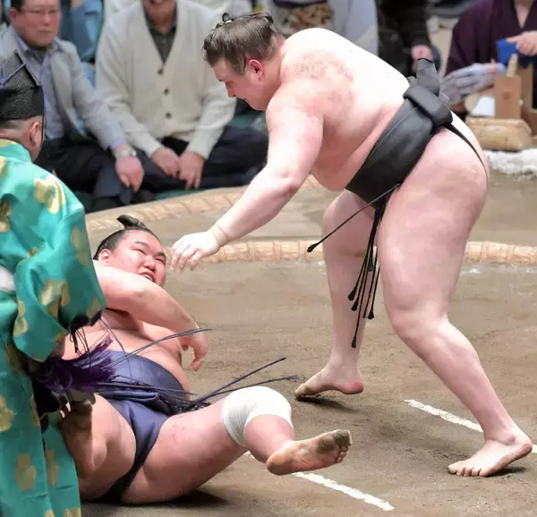 豊昇龍が５敗目　左膝痛に耐えて強行出場も、安青錦に敗れる