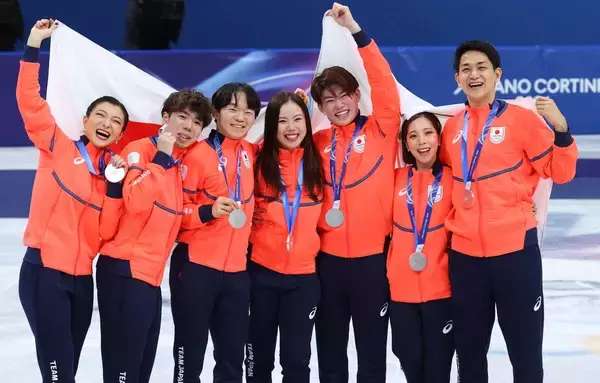 【五輪】前代未聞のアクシデント　フィギュアスケート表彰台の石がむき出し　選手の靴が刃こぼれ…連盟はＪＯＣを通じて抗議