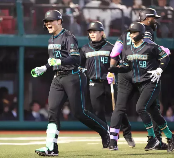 【日本ハム】６回の集中打で一気に逆転　奈良間大己の同点打＆清宮幸太郎が勝ち越し５号３ラン