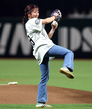【ソフトバンク】今村聖奈騎手が始球式　サウスポーでノーバウンド投球も…西武・桑原将志に"死球"　５月のオークスでＪＲＡ女性騎手として史上初のＧ１制覇