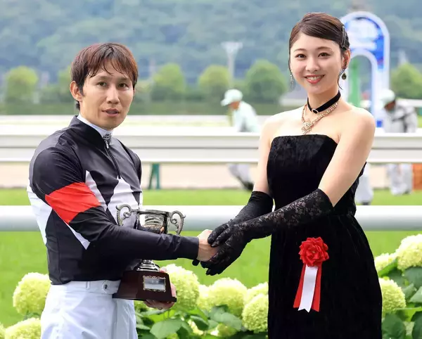 【七夕賞】６番人気２着馬を思い切って本命に！　日向坂４６の元メンバー富田鈴花がプレゼンター「つい声が出ました」