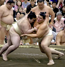 大の里「いい稽古ができた」　得意の秋場所で１年ぶりVへ　豪ノ山、平戸海に８勝４敗　