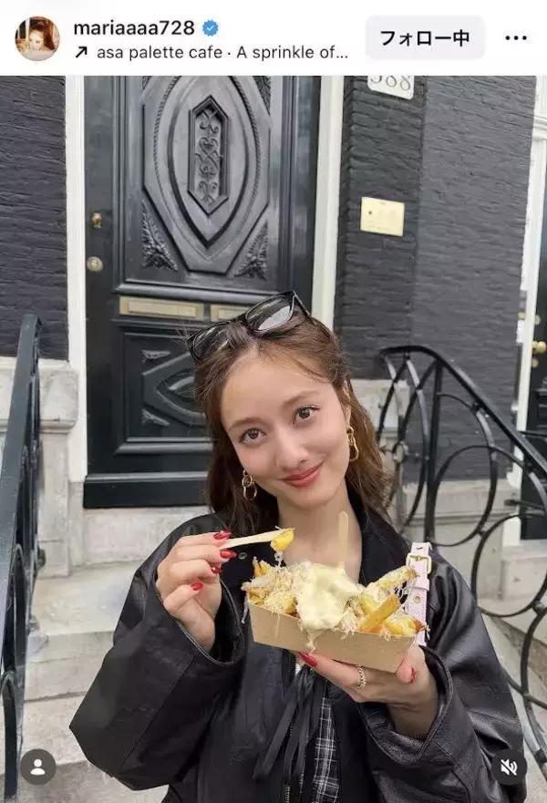 谷まりあ、オランダでの夏休みショットに「めちゃくちゃかわいすぎる」「黒のジャケットも素敵〜」「癒されました」