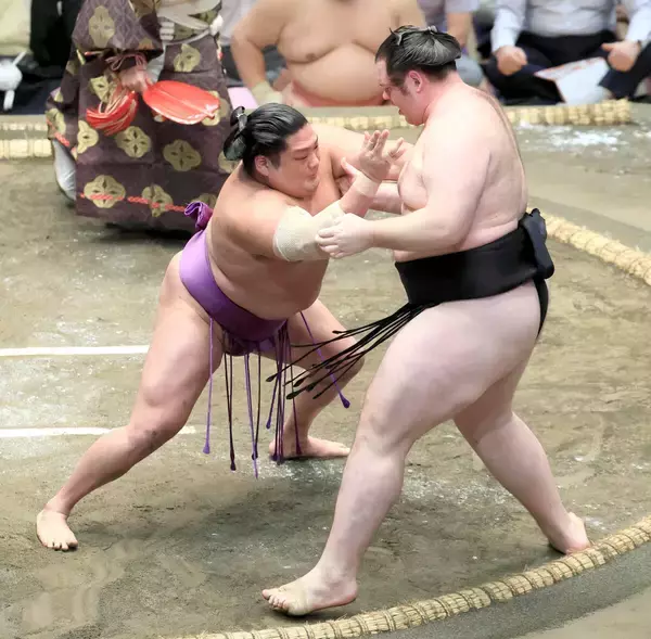 幕内・尊富士が２連勝　昨年秋場所は右腕ケガから１年「幕内で相撲が取れてうれしい」