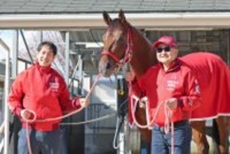 ２３年グランプリ覇者・競輪の松浦悠士選手がフォーエバーヤングと対面「すごくきれいだなと思いました」　栗東訪問