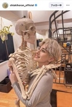 ホラン千秋、“ハグ”のお相手に反響続々「骨のある人が好みと聞いていたけど・・・」「シュール」