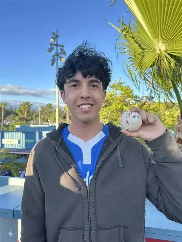 大谷翔平の本拠地１号　「先頭弾返し」をキャッチした１９歳は記念球を１２歳年下の弟へプレゼント「一生の宝物にしてほしい」