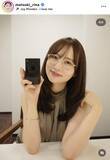 「人気芸人の妻・まつきりな、鏡越しのショットに「メガネ姿もかわいい」「めっちゃめちゃかわいいです！！」…夫はコットン・きょん」の画像1