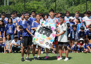 【Ｗ杯】森保ジャパン、テネシー州在住の９０人の子どもたちと交流　同地在住のＵ―１７なでしこジャパンＤＦ若月いずみが激励のメッセージ