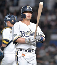 【オリックス】３１歳バースデーの森友哉が代打で登場　４球目に強烈スイング　最後は惜しくも中飛に