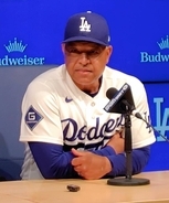 ロバーツ監督「膝に負担がかかるのは確か」　大谷翔平が全力疾走からの“急ブレーキ”でグッタリ　左膝痛の影響？　５４打席ノーアーチ