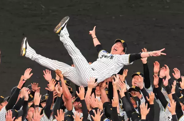 【阪神】藤川球児監督、優勝セレモニーに「何事にも代えがたい」７度の胴上げで両手Ｖサインの理由は「自分のなかで約束事」