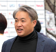 五十嵐亮太さん「誰よりも」上手かったヤクルト時代の後輩と驚きの再会　　店の看板は現役メジャー選手の豪快筆文字