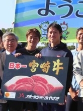 錦織圭　宮崎代表合宿で上機嫌　「日本一の宮崎牛と地鶏がものすごくおいしい」　若手と練習で汗流す