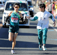 【箱根駅伝】トップの青学大・佐藤愛斗　チームメートと一緒に給水地点で乾杯からのラストスパート　