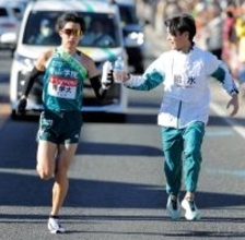 【箱根駅伝】トップの青学大・佐藤愛斗　チームメートと一緒に給水地点で乾杯からのラストスパート　