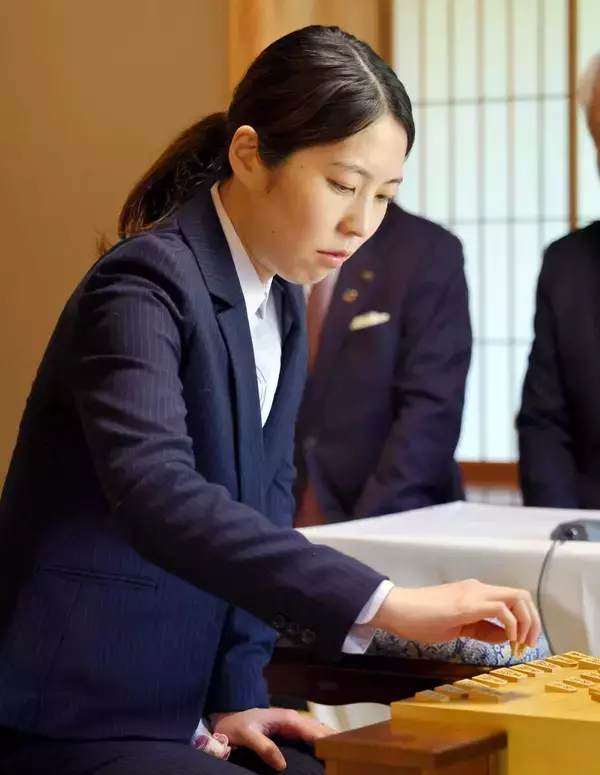 女流名人戦第１局がスタート　戦型は向かい飛車　勝つのは福間香奈女流名人か西山朋佳女流二冠か