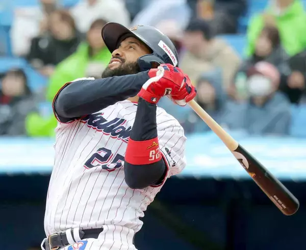 【ヤクルト】サンタナが勝ち越しの２号ソロ「練習の成果が出ました」