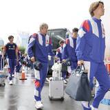 「【Ｗ杯】日本代表がベース合宿地のナッシュビルに到着　ホテル入り時にはＭＦ久保建英がファンサービス」の画像1