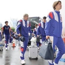 日本代表がベース合宿地のナッシュビルに到着　ホテル入り時にはＭＦ久保建英がファンサービス