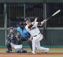 【巨人】坂本勇人「すごいワクワク」“凱旋”に弘前はるか夢球場が大歓声！　第１打席は正面突く中直
