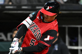 村上宗隆、第２打席は見逃し三振　メジャー初対戦の菅野智之が“最速球”を外角低めへ　初回は３４号ソロで６試合連続打点
