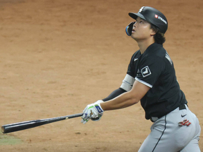 村上宗隆がポストシーズン１号！　敵地ファン沈黙の特大１３４メートル先制弾…地区シリーズ初戦で豪快アーチ　日本人９人目のＰＳ弾