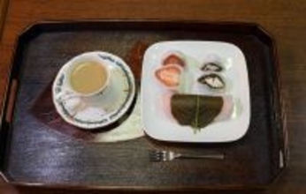 女流名人戦、福間香奈女流名人＆西山朋佳女流二冠　午前おやつは「さくら餅」「いちご大福」「珈琲生大福」