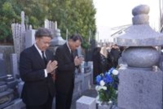 野村克也さん墓前でヤクルト・池山隆寛監督が「常勝スワローズ」復活を誓う「１軍は結果しかない」…七回忌法要