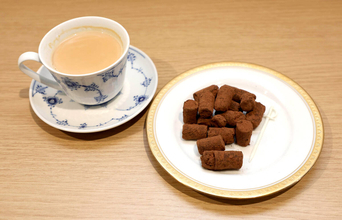 福間香奈女流名人＆西山朋佳女流二冠　午前おやつはＣＯＣＯＮＯＭＩの「ショコラ」…女流名人戦第２局