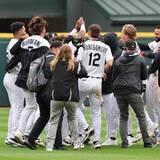 「「最高にうれしい」村上宗隆、本拠地デビュー戦で１安打　岡本和真と再会、初の敬遠＆サヨナラ勝ち…一問一答」の画像1