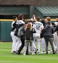 「最高にうれしい」村上宗隆、本拠地デビュー戦で１安打　岡本和真と再会、初の敬遠＆サヨナラ勝ち…一問一答