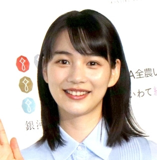 「圧倒的な美」のん、真っ赤なドレス姿の横顔が美しい…「女神が降臨」「誰にでも出せる雰囲気ではありません」