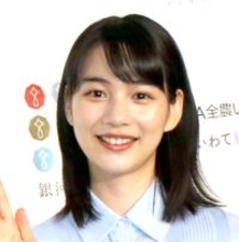 「圧倒的な美」のん、真っ赤なドレス姿の横顔が美しい…「女神が降臨」「誰にでも出せる雰囲気ではありません」
