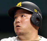 「【ソフトバンク】球場どよめく　山川穂高がエスコンの屋根に当てるファウル」の画像1