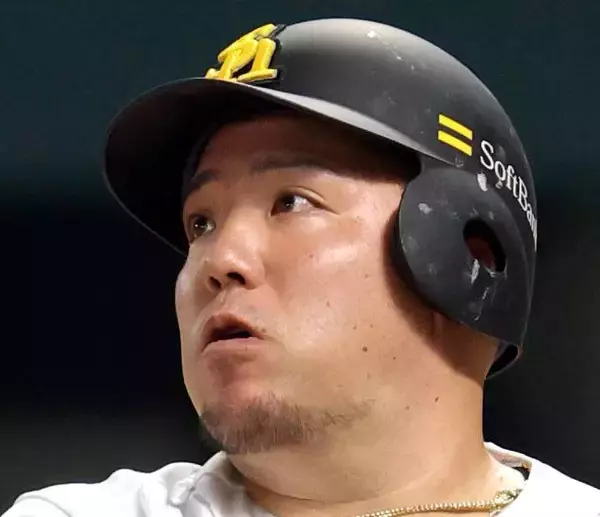 【ソフトバンク】球場どよめく　山川穂高がエスコンの屋根に当てるファウル