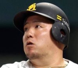 【ソフトバンク】球場どよめく　山川穂高がエスコンの屋根に当てるファウル