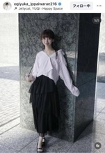 荻野由佳、あえてオフショルシャツ＆黒スカートコーデにもん絶！「デコルテ綺麗」「可愛い＆綺麗＆かっこいい」