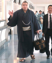 夏場所で大関陥落の安青錦がパリ公演に出発「自分らしく良い相撲を」　来場所着用できないニトリの化粧まわしを披露予定