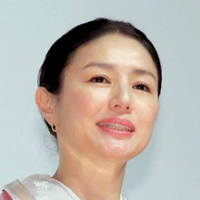 井川遥、幻想的な横顔ショット！夕暮れ時の海辺での一枚に絶賛の声「絵になるなぁ」「美しいという言葉以外…」「癒されました」