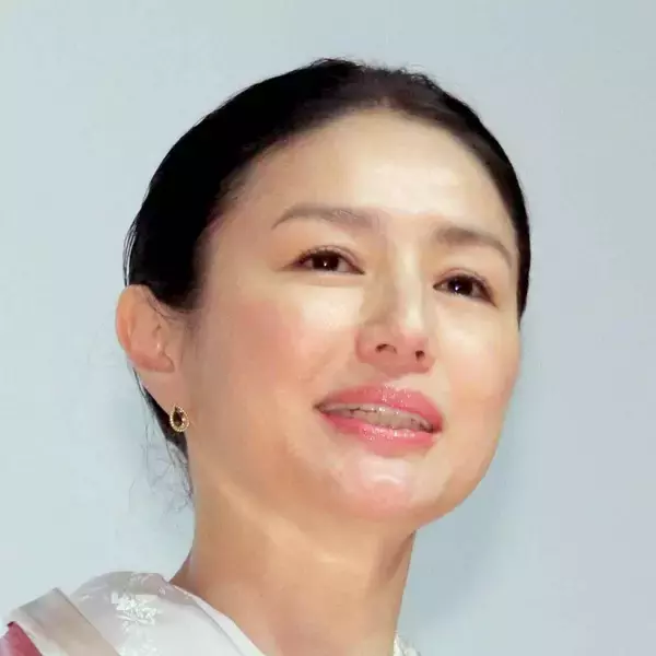 井川遥、幻想的な横顔ショット！夕暮れ時の海辺での一枚に絶賛の声「絵になるなぁ」「美しいという言葉以外…」「癒されました」