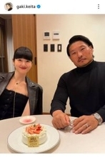 “笑わない男”が笑った！？　稲垣啓太がモデル妻と夫婦ショット！「ほほえんでる」「可愛らしい奥様」結婚３年