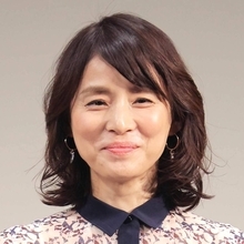 ５６歳・石田ゆり子のニット姿「気持ちよさそう」「フワフワ」「同世代と思えない」「フィット感！」