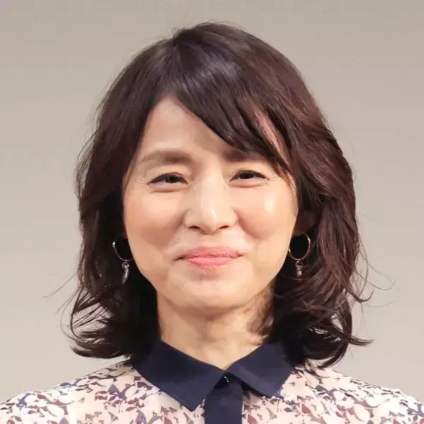 ５６歳・石田ゆり子のニット姿「気持ちよさそう」「フワフワ」「同世代と思えない」「フィット感！」