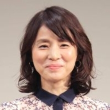 ５６歳・石田ゆり子のニット姿「気持ちよさそう」「フワフワ」「同世代と思えない」「フィット感！」